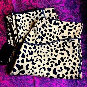 BRAND NEW Felina Instinct Reversible Leggings - Cheetah print - Large
